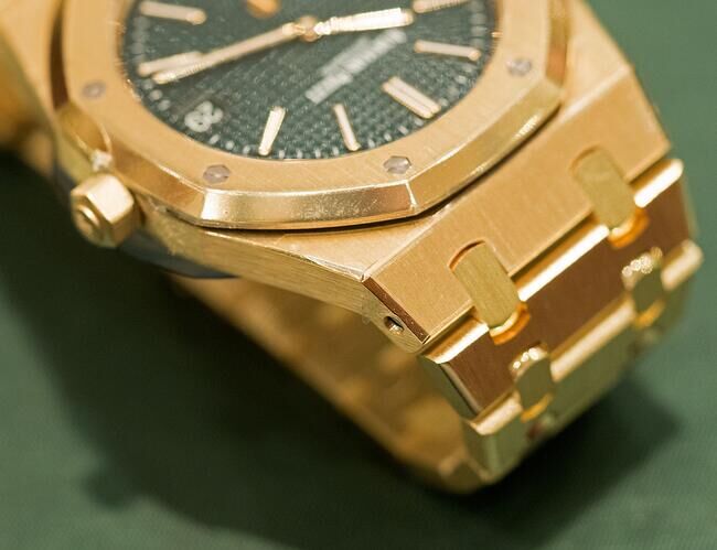 Audemars-Piguet-Royal-Oak-Extra-Thin-The-Hour-Glass-Yellow-Gold_