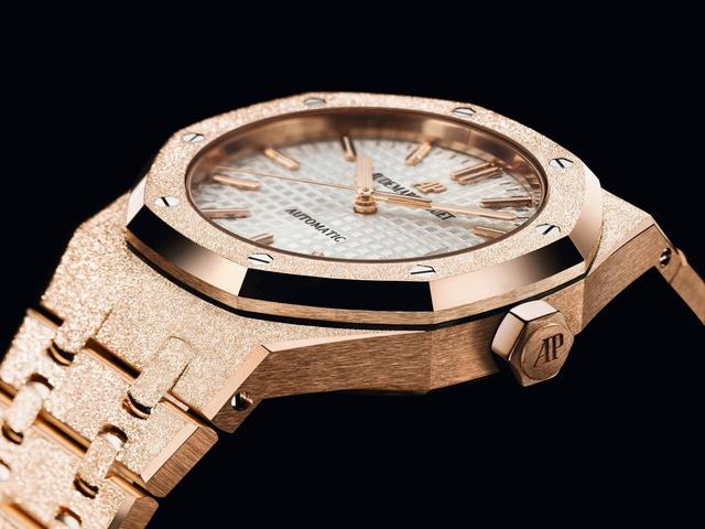 Frostgold copy Audermas Piguet watches present us shining feelings.